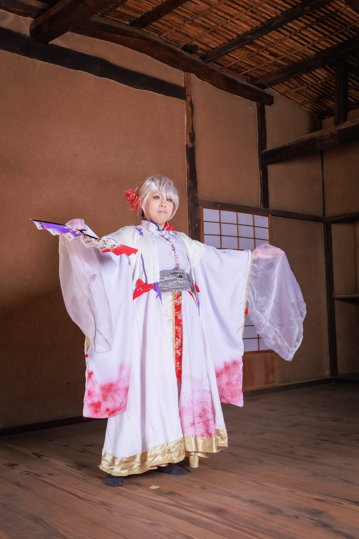 古民家で撮影する和装のコスプレイヤー