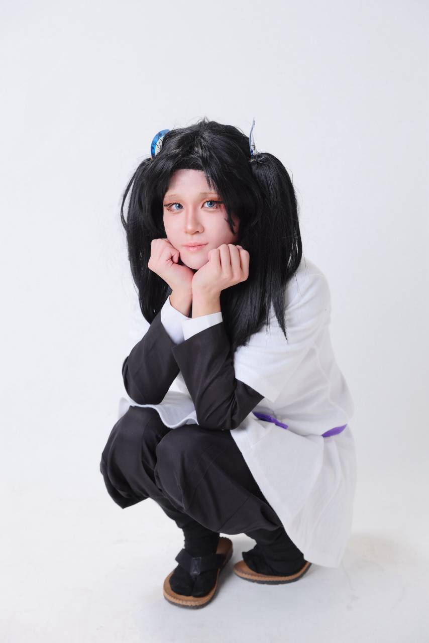 作例写真：白い衣装でしゃがむコスプレイヤー