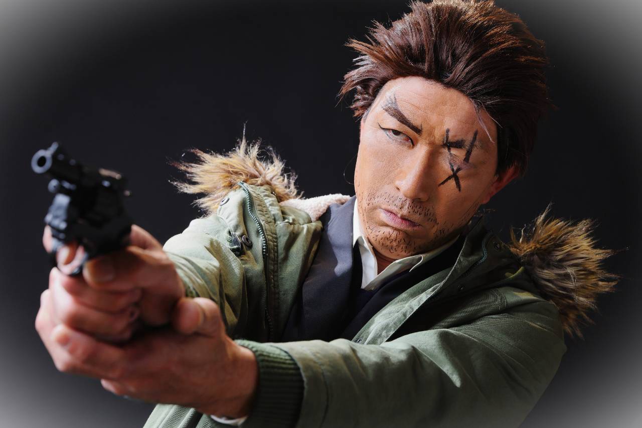 作例写真：コートの人物が銃を構えるシーンの再現