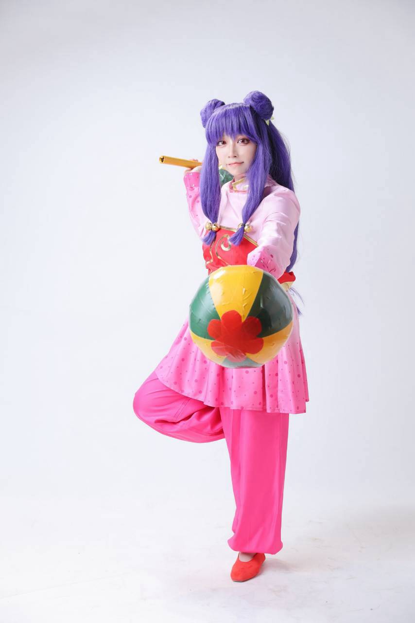 作例写真：ピンクの衣装とお団子頭のコスプレイヤー