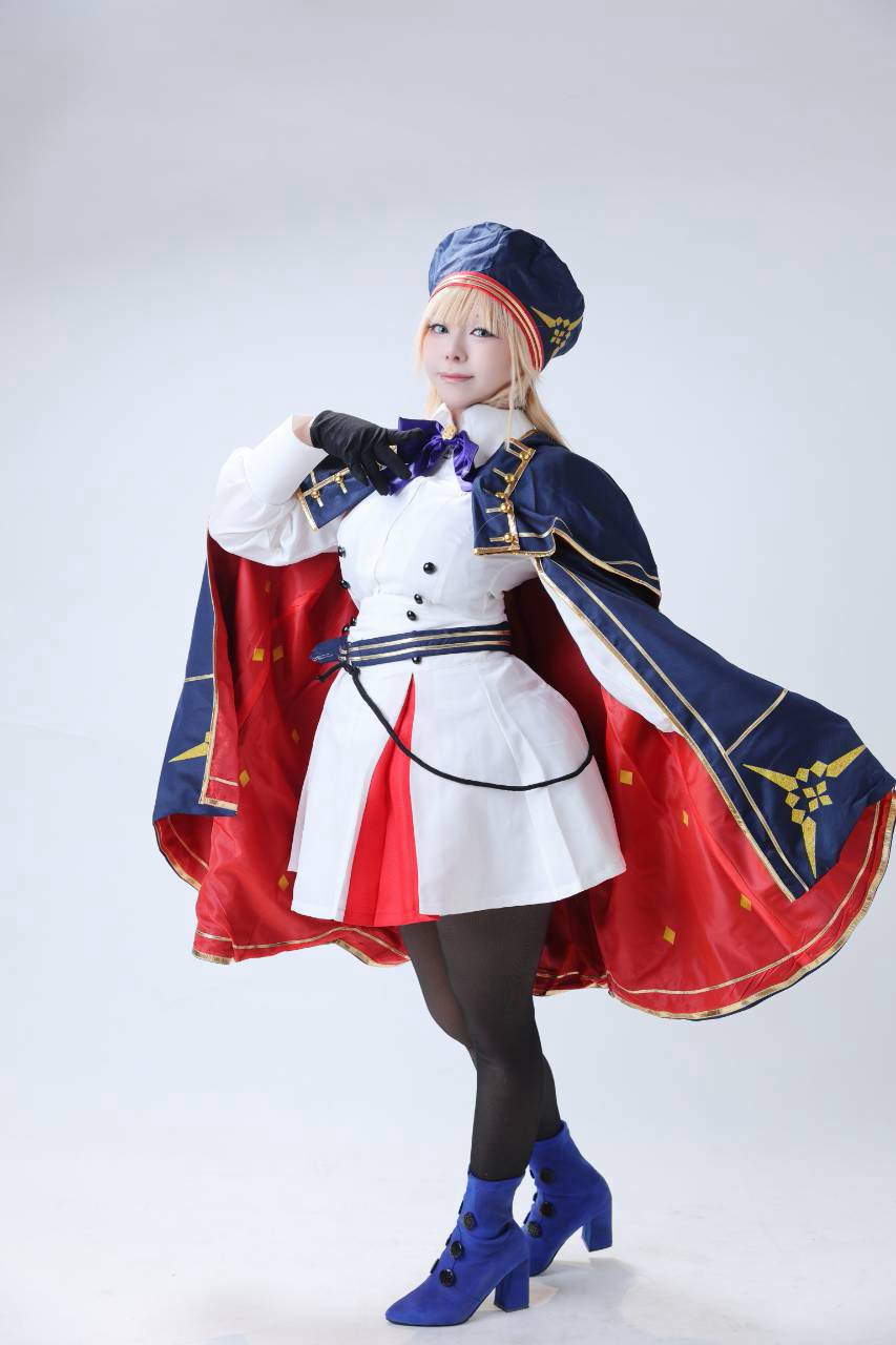 作例写真：軍服風の衣装とケープのコスプレイヤー