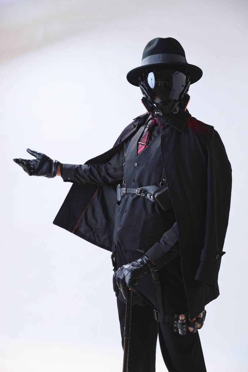 作例写真：黒いスーツとマスクのコスプレイヤー